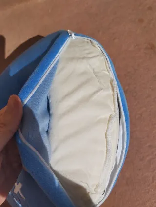 Cojín de viaje azul con bolsa