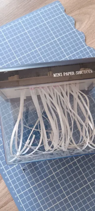 Mini destructora de papel manual