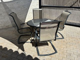 Mesa redonda con 4 sillas de exterior