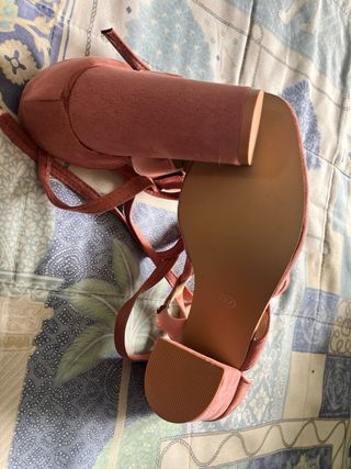 Zapatos de tacón rosa con cordones