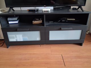 Mueble TV negro con puertas de cristal