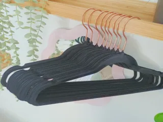 Pack 20 Perchas Terciopelo Negro Gancho Oro Rosa