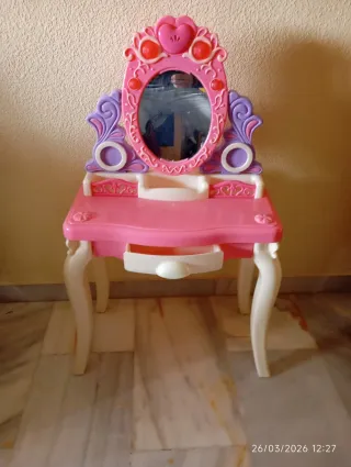 Tocador infantil rosa con espejo