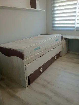 Habitación juvenil con cama , cajones y armario