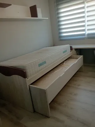 Habitación juvenil con cama , cajones y armario