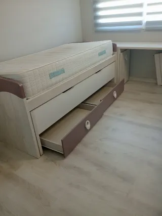 Habitación juvenil con cama , cajones y armario