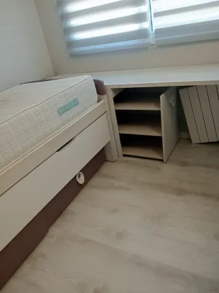 Habitación juvenil con cama , cajones y armario