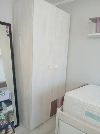 Habitación juvenil con cama , cajones y armario