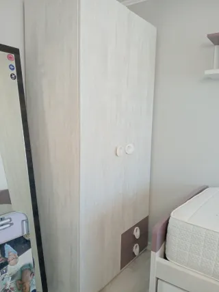 Habitación juvenil con cama , cajones y armario