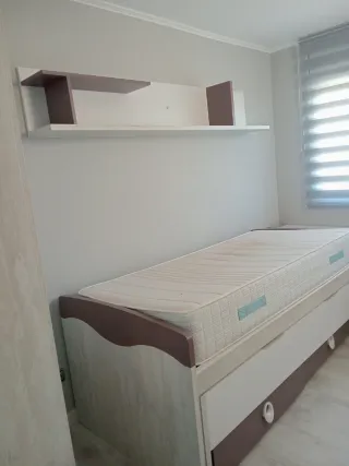 Habitación juvenil con cama , cajones y armario