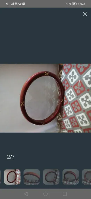 Marco ovalado antiguo con detalles dorados