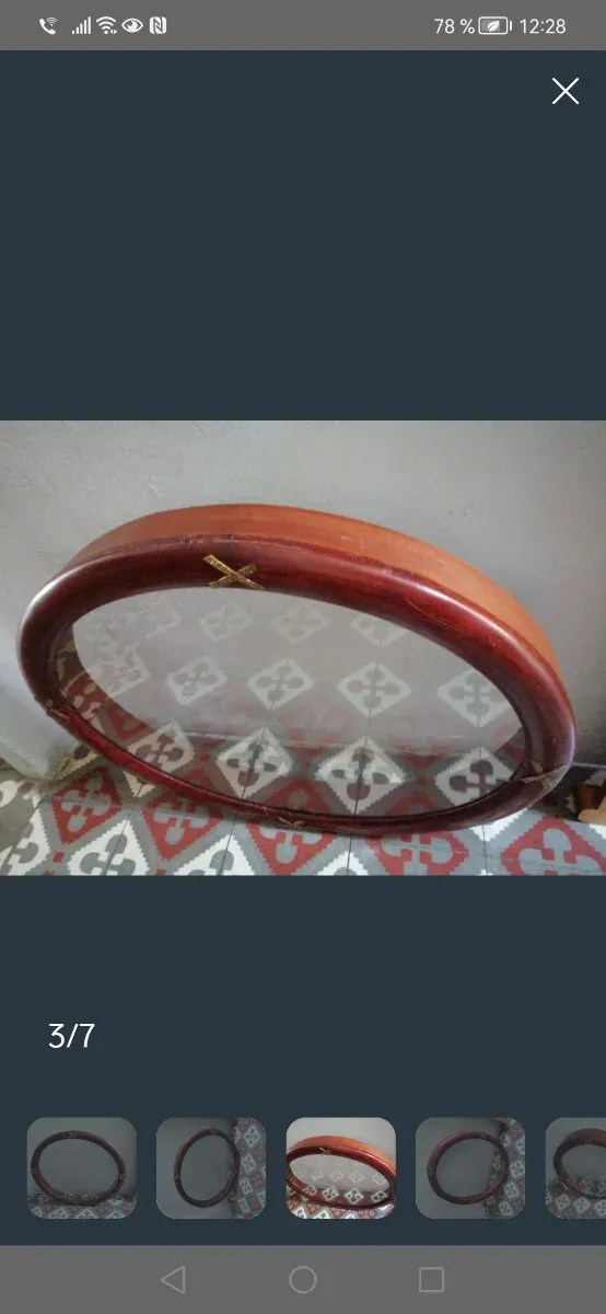 Marco ovalado antiguo con detalles dorados