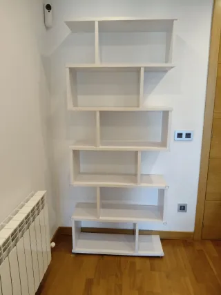 Estantería de madera blanca