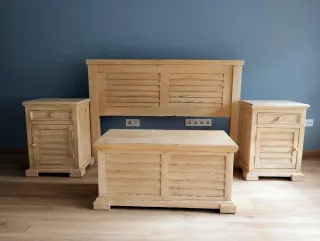 Dormitorio madera: cabecero, 2 mesillas, baúl