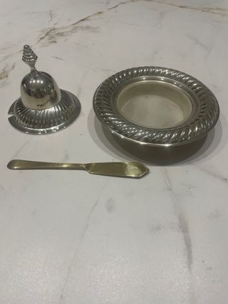 Recipiente de metal plateado con tapa