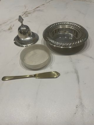 Recipiente de metal plateado con tapa