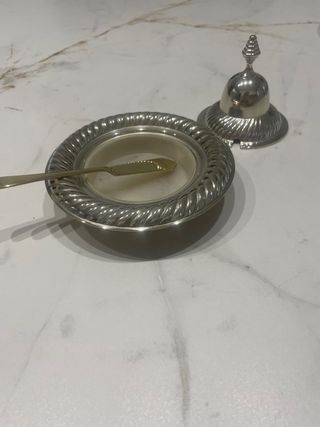 Recipiente de metal plateado con tapa