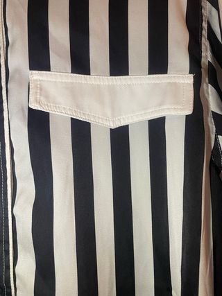 Camisa de rayas blanca y negra