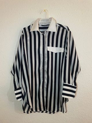 Camisa de rayas blanca y negra