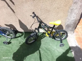 Bicicleta infantil negra y amarilla