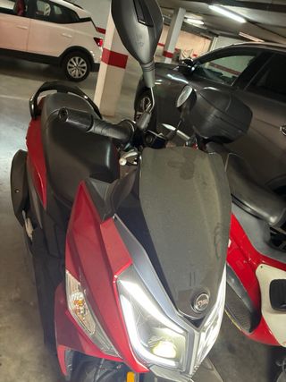 Moto SYM Scooter roja