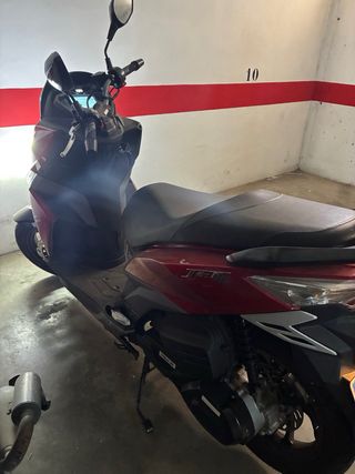 Moto SYM Scooter roja