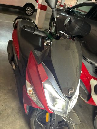 Moto SYM Scooter roja