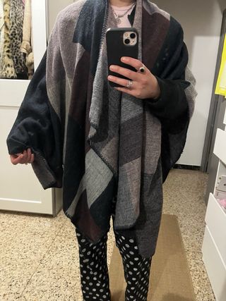 Poncho H&M Cuadros Negro, Marrón, Gris
