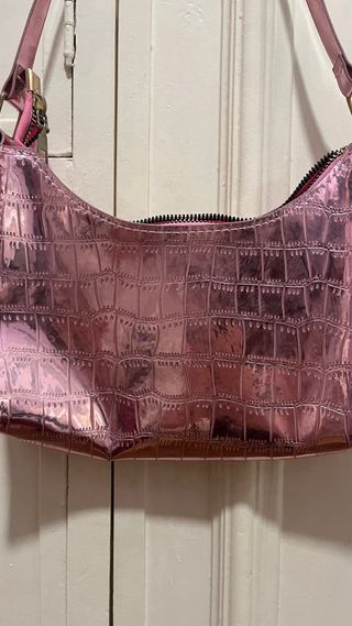 Bolso rosa metalizado efecto piel serpiente