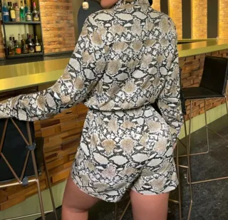 Mono estampado serpiente con etiqueta