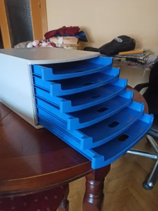 Classificatore di documenti blu e bianco