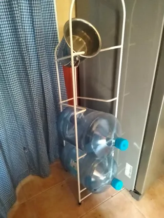 Estantería para garrafas de agua