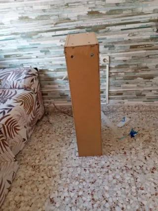 Estantería de madera beige y marrón