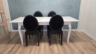 Mesa extensible y 4 sillas salón