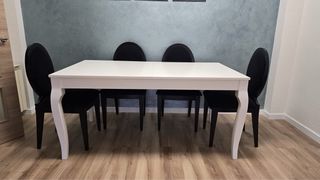 Mesa extensible y 4 sillas salón