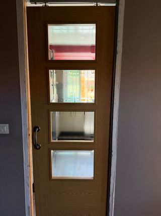 Puerta corredera de madera con cristal