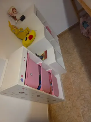 Jyego de Estantería infantil IKEA con 3 cubos rosa