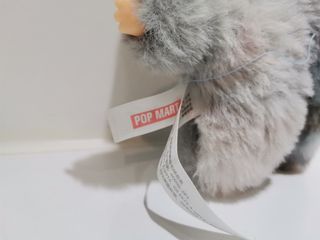 Peluche Labubu Gris Ojos Arcoíris