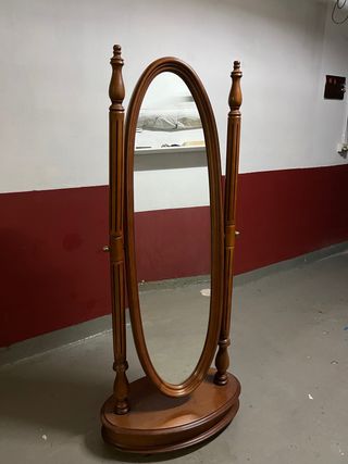 Espejo de pie ovalado de madera