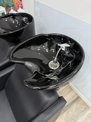 2 Lavacabezas seminuevos y 3 Sillas Peluquería