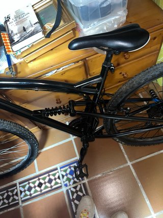 Bicicleta MTB negra con cableado nuevo 2 suspensio