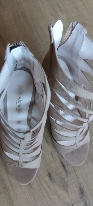 Sandalias de tacón beige