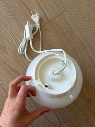 Lámpara de mesa esférica de cristal. Luz tenue.