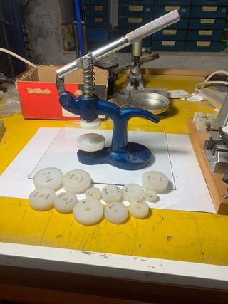 Máquina para cerrar relojes y poner cristales