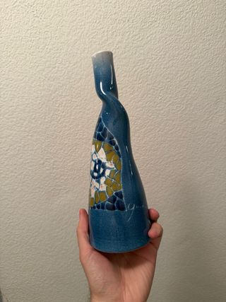 Jarrón de cerámica azul y multicolor