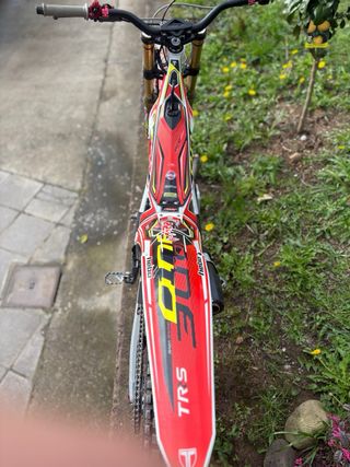 Moto de Trial Roja y Blanca