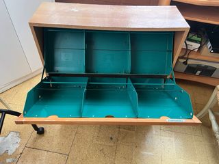 Zapatero de madera marrón