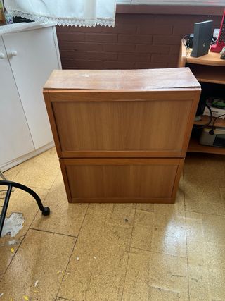 Zapatero de madera marrón