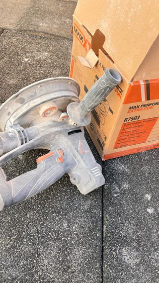 Lijadora de pared con caja y discos