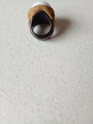Anello ebano e pietra dura dorata